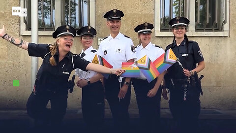 Zur Unabhängigkeit der Berliner Polizei #Pride-Flagge