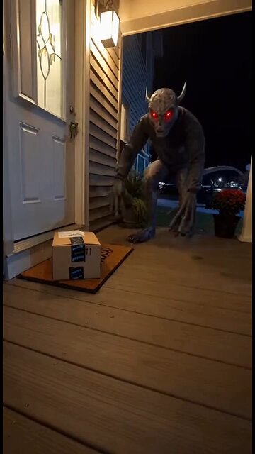 red-eyed mustard tried to steal an Amazon package and exploded feces.