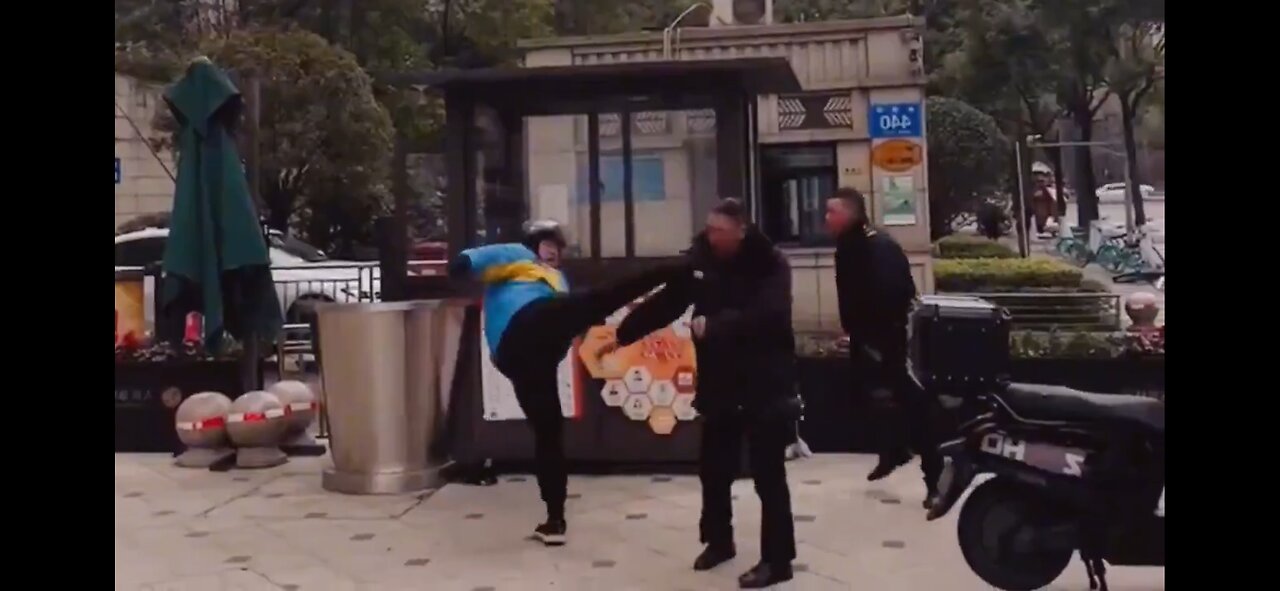 強國功夫外賣佬大戰兩保安