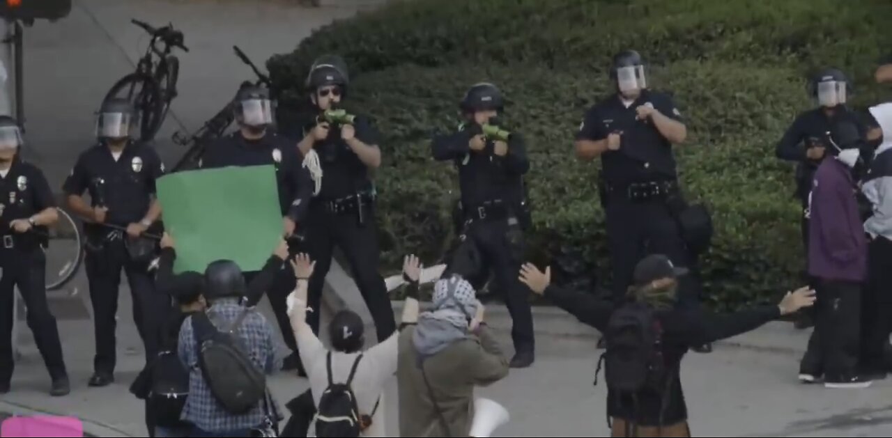 POLICE USE TEAR GAS🚦🧟‍♀️🚔💨🧟🧯👮‍♂️TO REMOVE RIOTERS FROM L.A. STREETS🚏🌇🧟‍♂️🧯👮💫