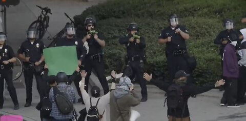 POLICE USE TEAR GAS🚦🧟‍♀️🚔💨🧟🧯👮‍♂️TO REMOVE RIOTERS FROM L.A. STREETS🚏🌇🧟‍♂️🧯👮💫