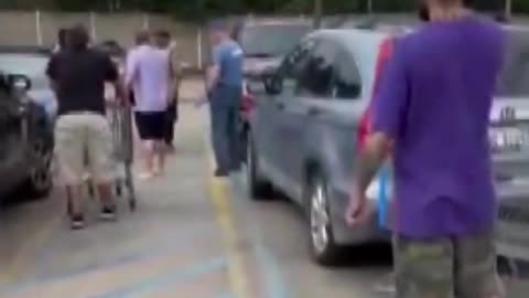 ARMED CITIZEN confronting knife-wielding attacker after mass st-bbing at Walmart