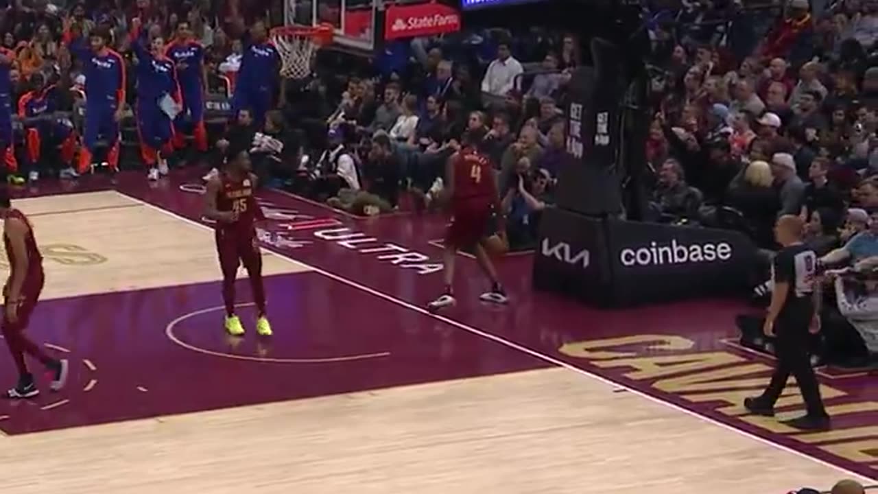 NBA - Delon Wright hits OG in the corner with the TRICKY dime 👀