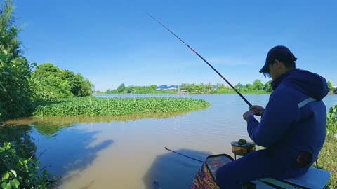 Der große Fisch Angeln im Süßwasser #Flussfischen #Angelzeit #Natur