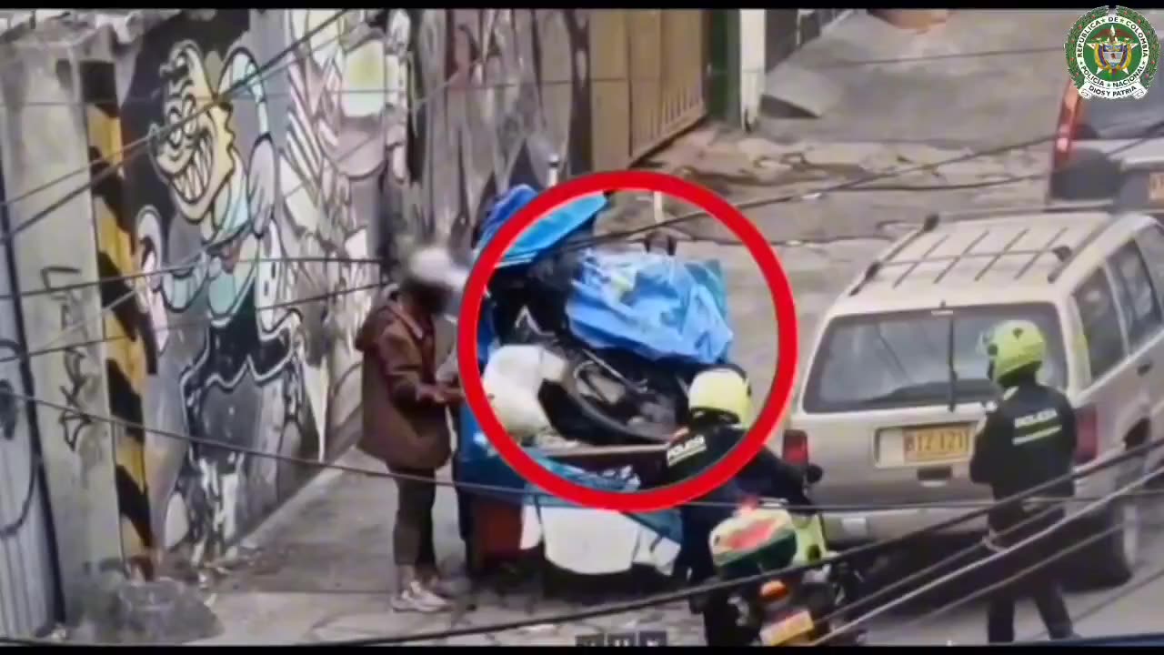 Capturan en Bogotá a un hombre que escondía una bicicleta y un arma de fuego en una carreta