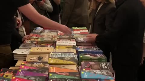 📚🇺🇦 Ukraine Russia War | Zelensky Buys Provocative Books at Kyiv Fair | RCF
