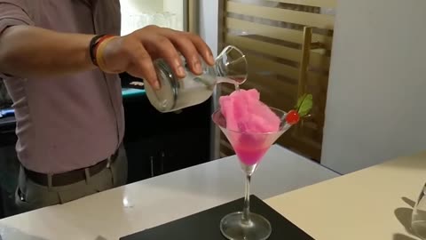 Pouring Mojito Magic: Candy Floss Margarita Surprise! 🍭🍹