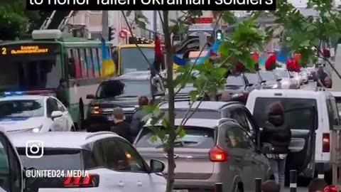 🙏🇺🇦 Ukraine Russia War | Civilians Honor Fallen Ukrainian Heroes | RCF