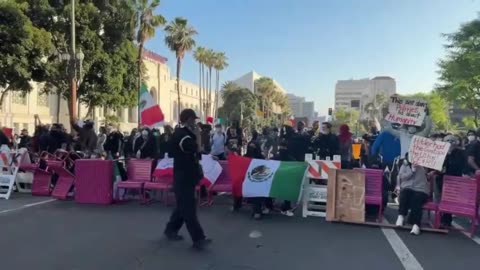 TOTAL DESTRUCTION AND UTTER MAYHEM (BURNING OF POLICE VEHICLES) IN LOS ANGELES, CA, USA