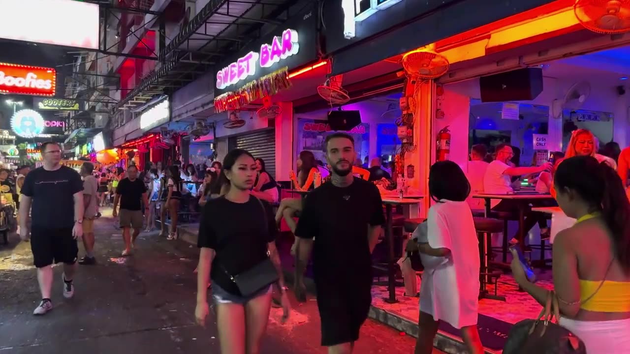 Thai Beauties on Pattaya Walking Street | Pattaya Soi 6 Scenes 2025