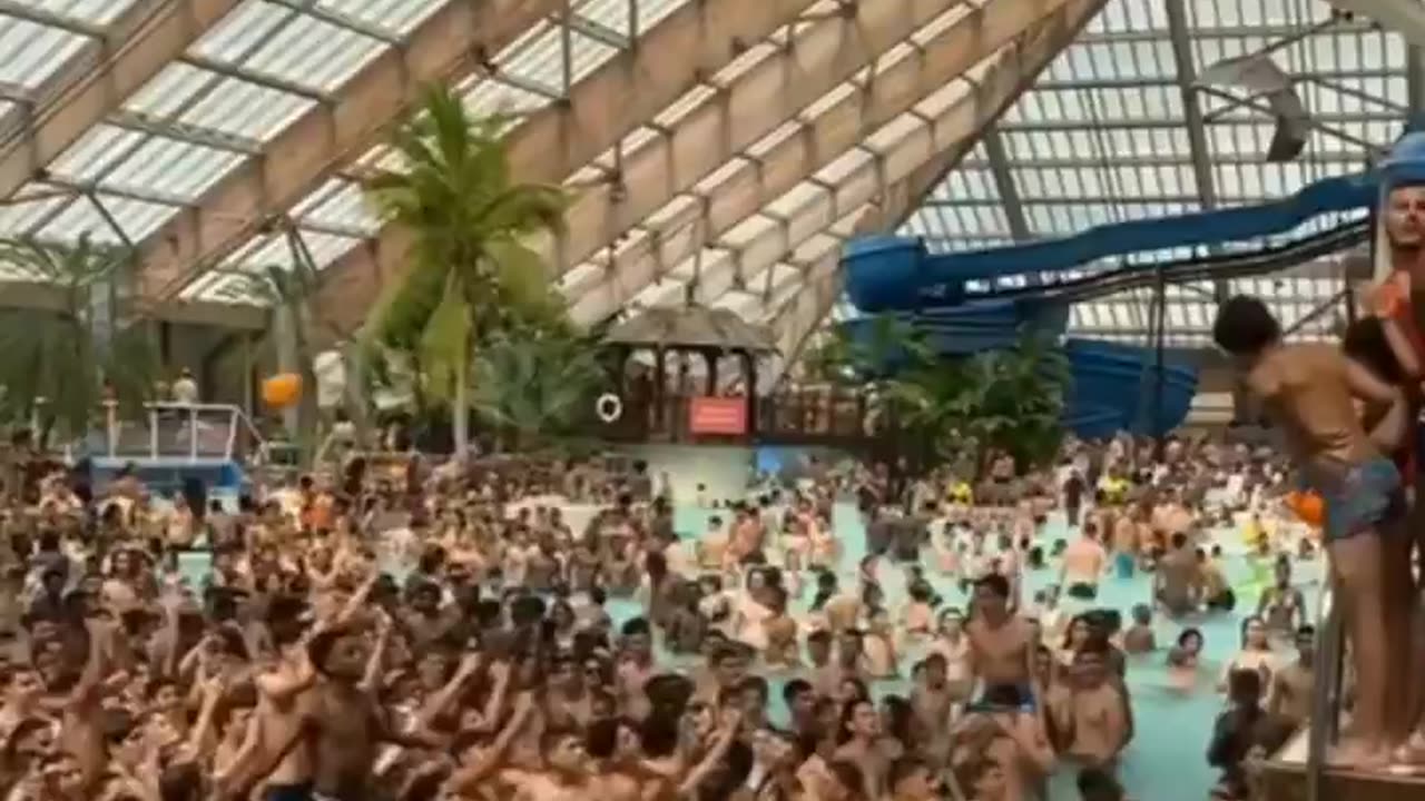 Pool in Paris 👀