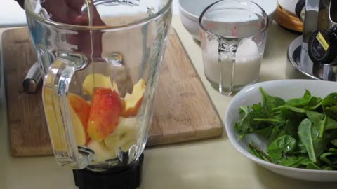 Simple and quick way to make a green smoothie