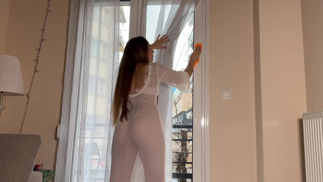 Transparent Cleaning the mirror_4