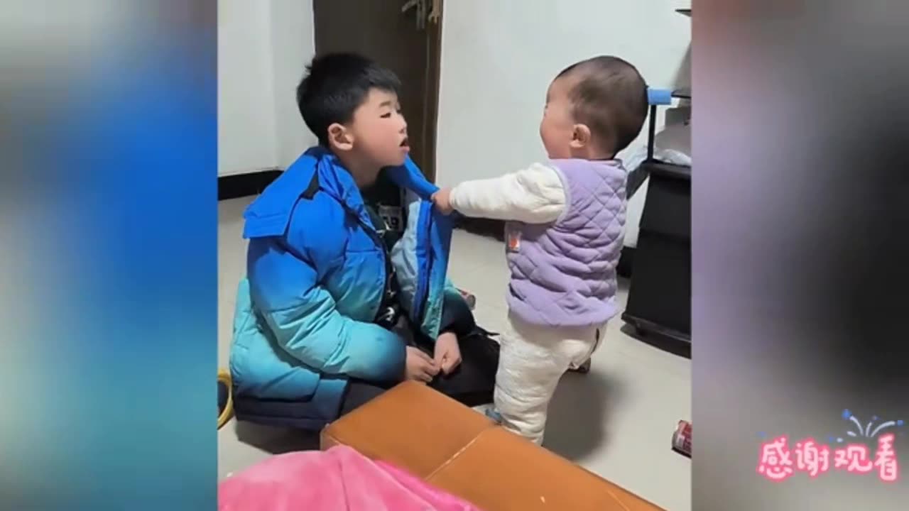 The younger brother who just learned to walk got into a fight with his older brother.