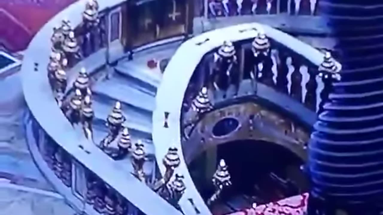 croix à l'envers pendant le service du pape