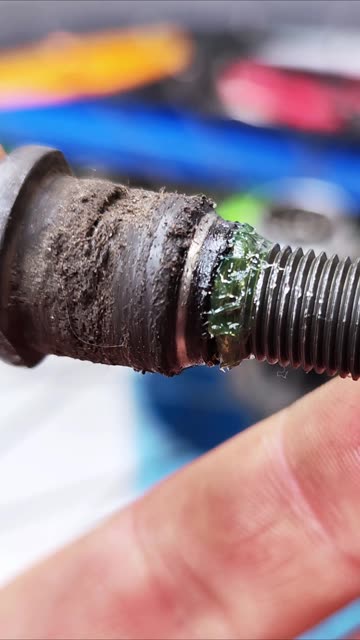 We disassemble the bicycle wheel hub and remove the axle.