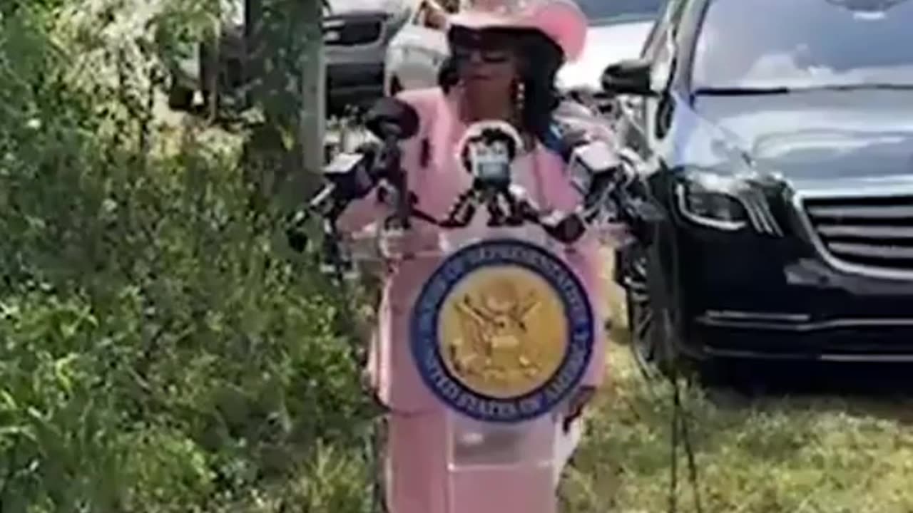 Frederica Wilson quiere que levantes el teléfono… y armes una revolución telefónica
