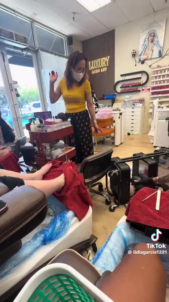 Black woman destroys Asian shop