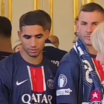 It seems that the PSG players know that something is not right with Macron's wife.