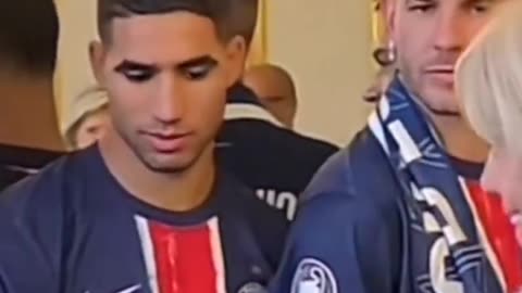 It seems that the PSG players know that something is not right with Macron's wife.