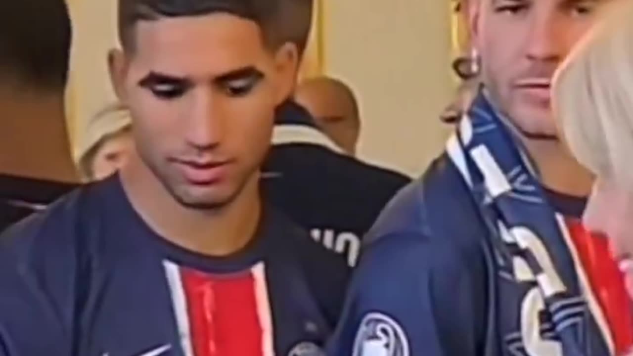 It seems that the PSG players know that something is not right with Macron's wife.