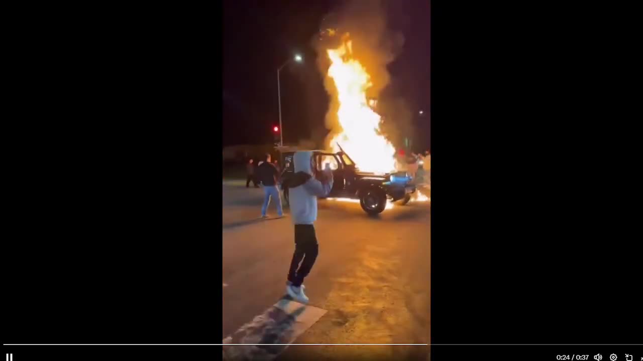 Những người nhập cư bất hợp pháp đã tự thiêu sau khi đổ xăng lên xe Jeep và châm lửa.