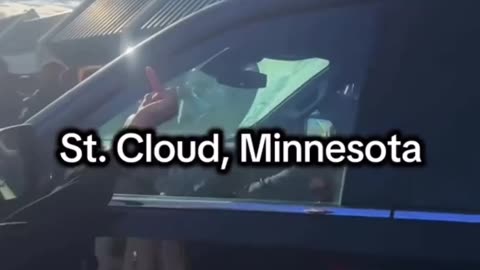 Một đám đông người Somalia khổng lồ đã phục kích một chiếc xe của ICE ở St. Cloud, MN