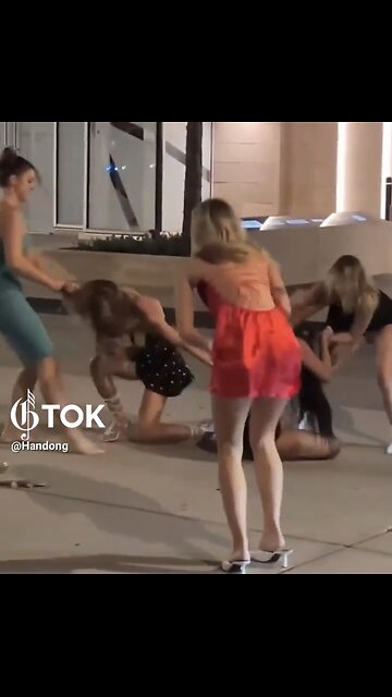 WOMEN WRESTLE FIGHT🚕🏨🤼‍♀️📸OUTSIDE NIGHT CLUB🏨🚏🤼‍♀️🚕💫
