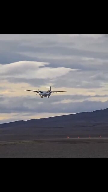 CARGO PLANE FLY PARALLEL🛩️🛣️📸TO LAND ON AIRPORT SMALL RUNWAY🛣️🛩️💫