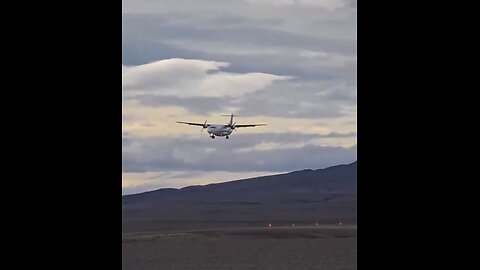 CARGO PLANE FLY PARALLEL🛩️🛣️📸TO LAND ON AIRPORT SMALL RUNWAY🛣️🛩️💫