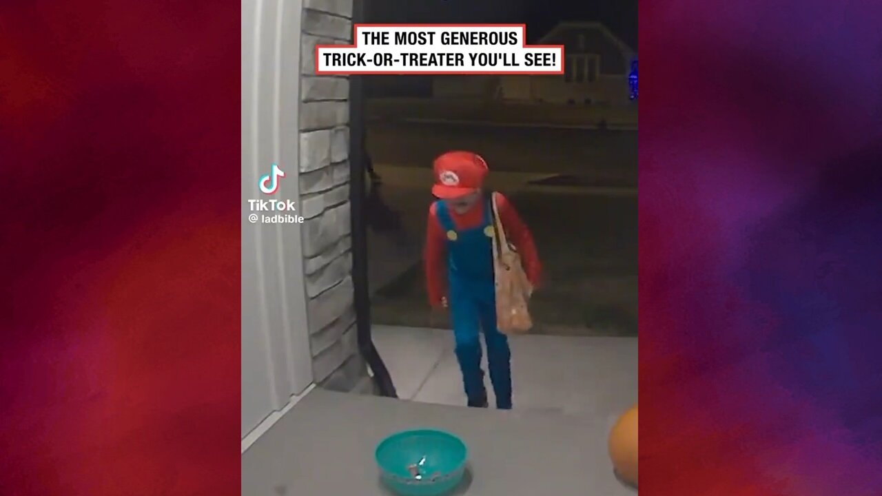 🎃 This trick-or-treater does something unusual! 👏👏👏