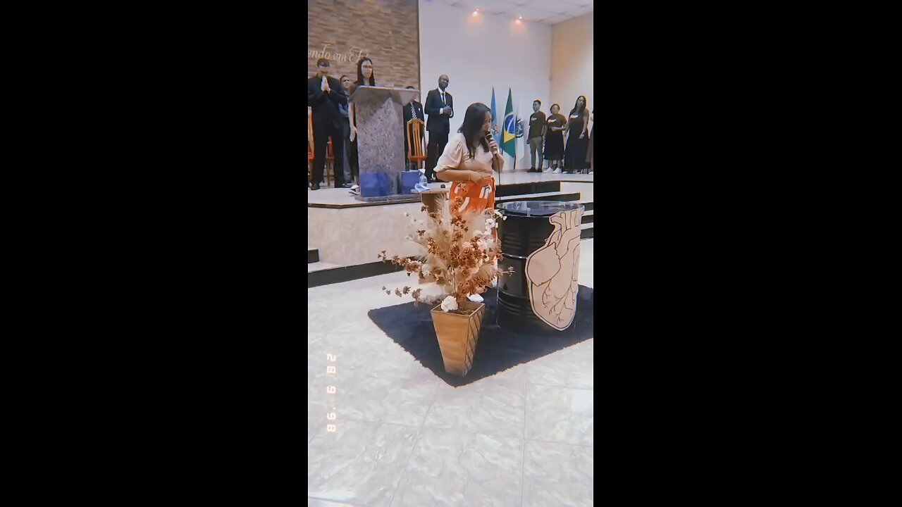 singer Débora praising God