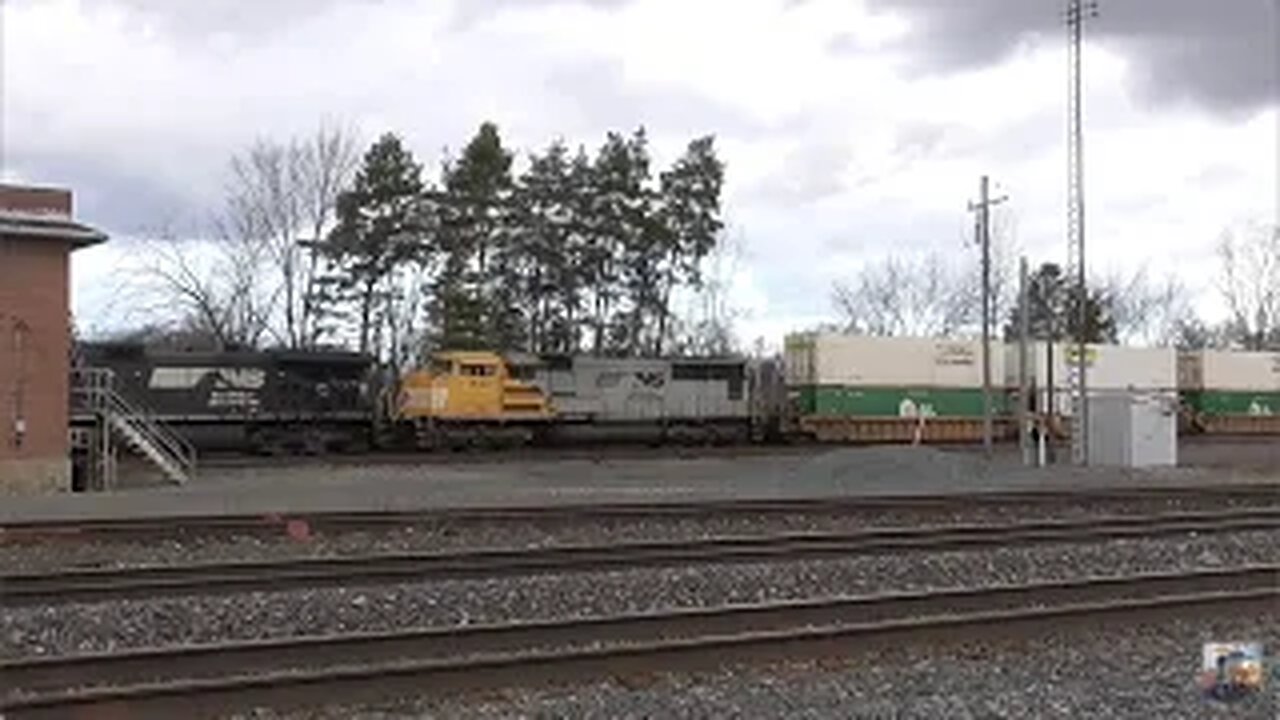 Norfolk Southern and CSX Trains from Berea, Ohio December 28, 2024 Part 3