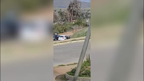 Jóvenes pelean afuera de un vehículo en Illapel