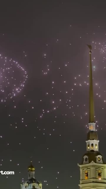 Fuegos artificiales adornan el cielo de San Petersburgo