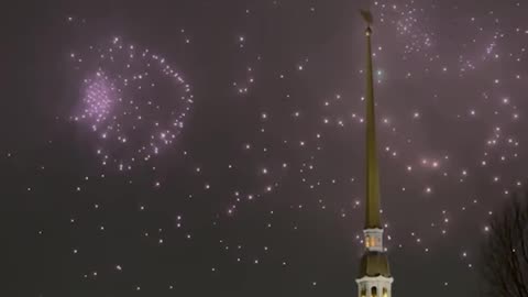 Fuegos artificiales adornan el cielo de San Petersburgo