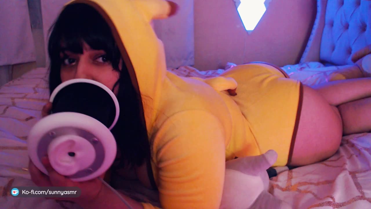 Look at my booty while I lick you