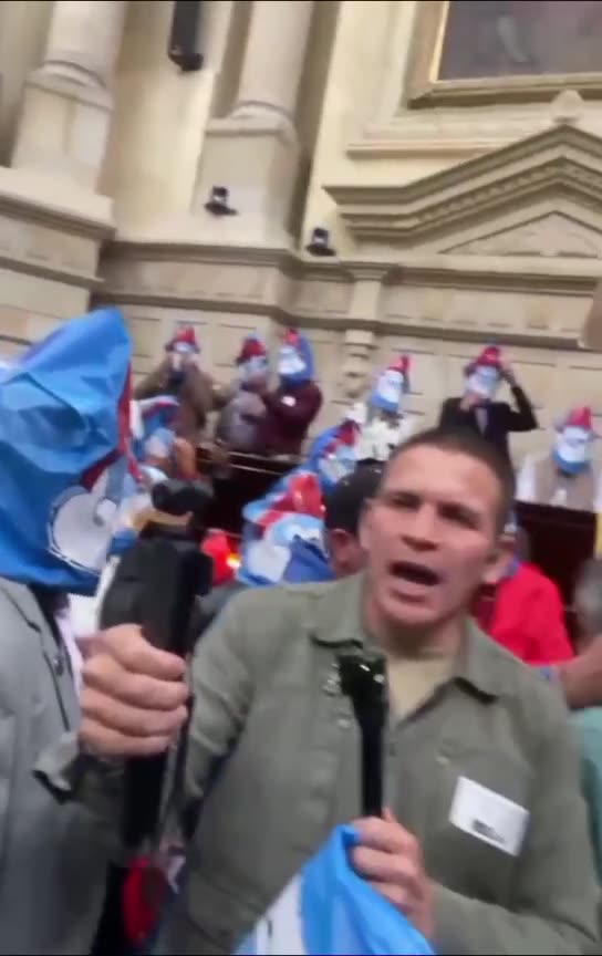 Protesta con máscaras de Papá Pitufo