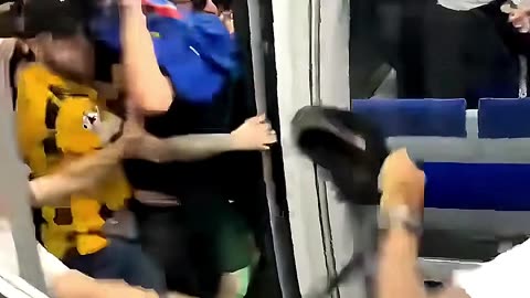 🚨 ¡CAOS EN MÚNICH! HINCHAS DE INTER ⚫ Y PSG 🔵 SE ENFRENTAN ANTES DE LA FINAL DE CHAMPIONS 🏆