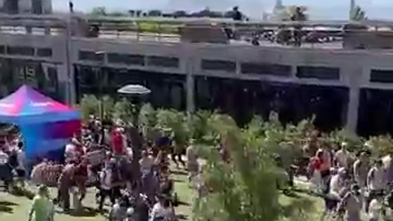 Breaking: Video shows the moment Charlie Kirk was shot, sending the crowd runnin