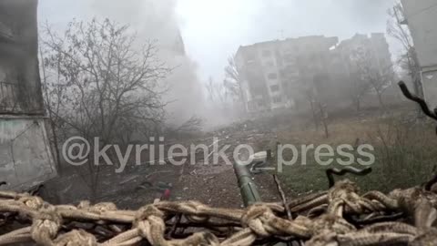 🇺🇦 AFU tank destroyed Russian occupiers in high-rise building in Rodynske.