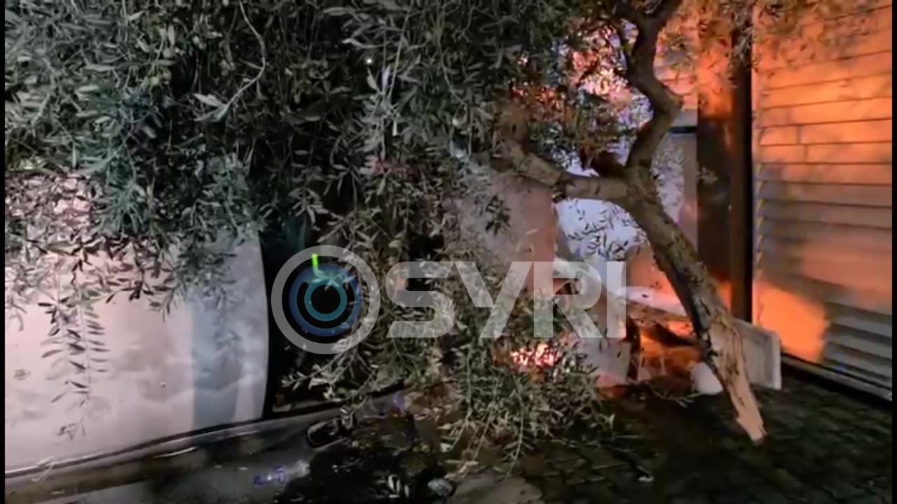 Aksident i frikshëm në Fier, makina përmbyset në mes të rrugës