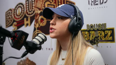 Lexi Grey - I Tore My Butthole From Not Using Lube When Performing And Obtained A Fissure