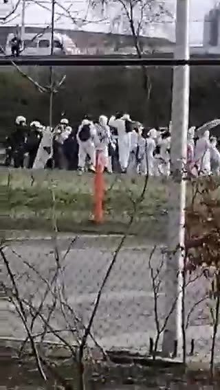 Vermummt und bereit zur Sabotage