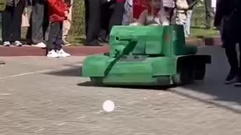 😨In russia, they prefer tanks over popemobiles in their parades for children..