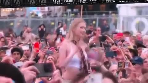 🎤🎶 How To Make The Crowd SING Your Song! Epic Crowd Reaction | FunFM