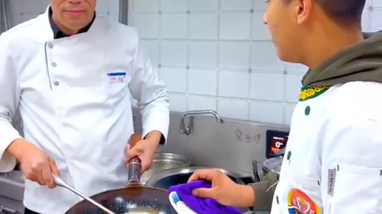 Very funny video 😂😂 in the kitchen 🤣, control your laugh challenge
