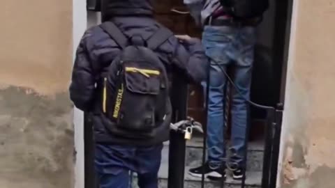 🇪🇸 In Spain, a group of African migrants attempted to enter Spanish citizens’ homes.