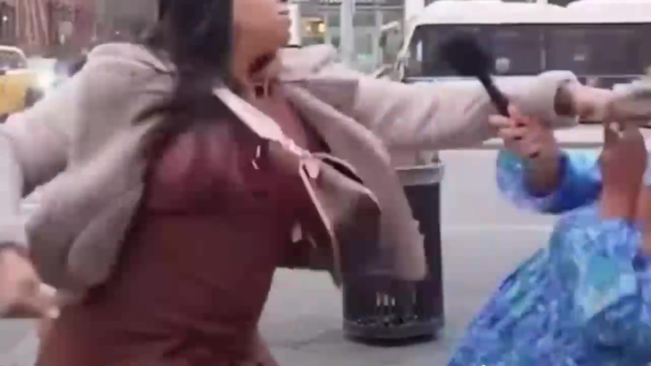 Reportera es agredida durante entrevista
