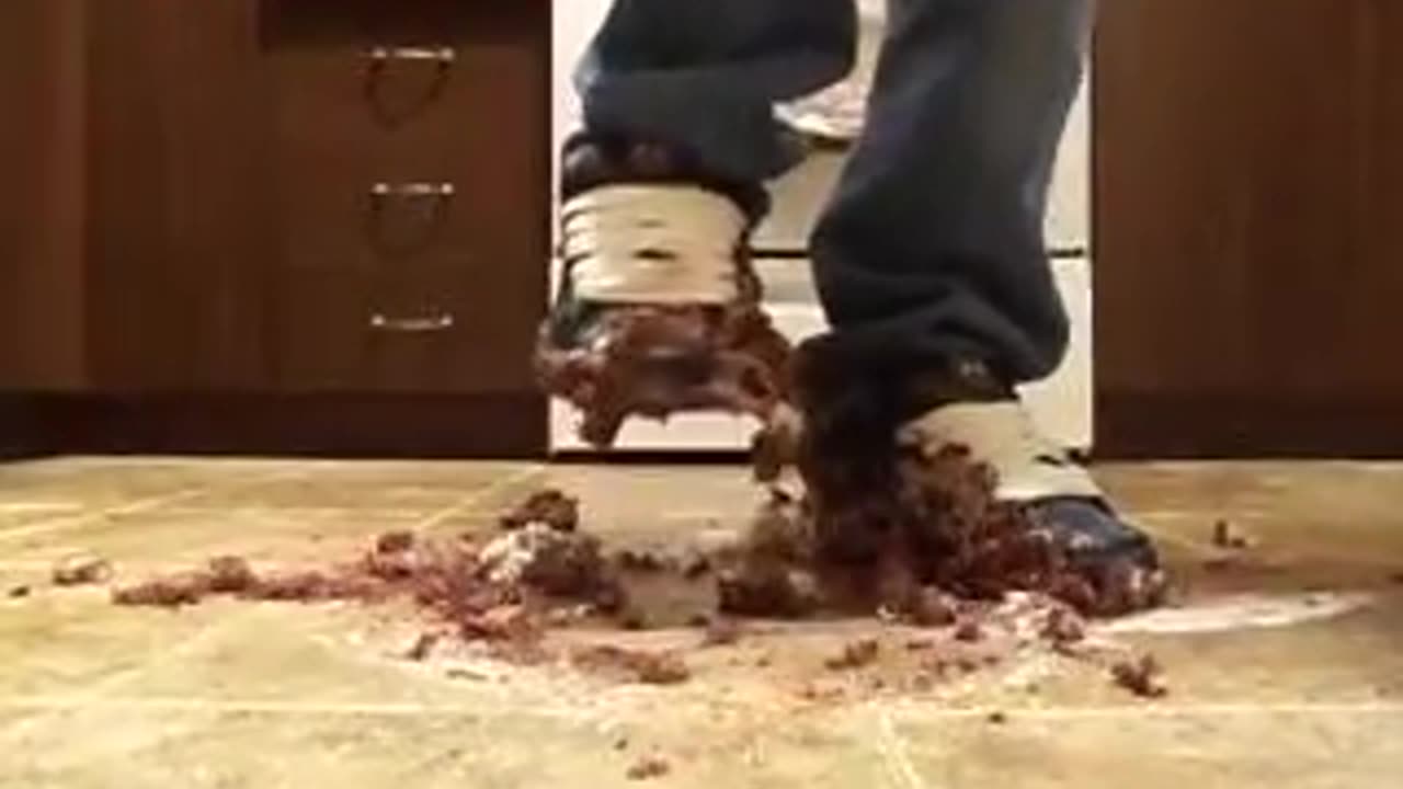 Globe Focus Stomp Cake - Male Content